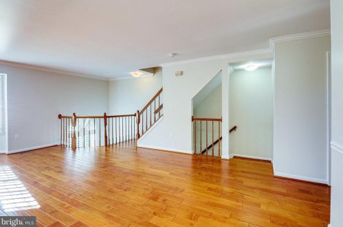 6026 Lands End Ln, Alexandria VA 22315-2669 exterior