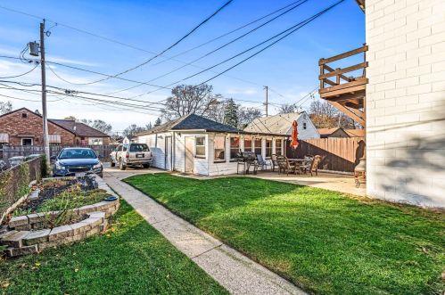 3625 Whitnall Ave, Milwaukee WI 53207-4461 exterior