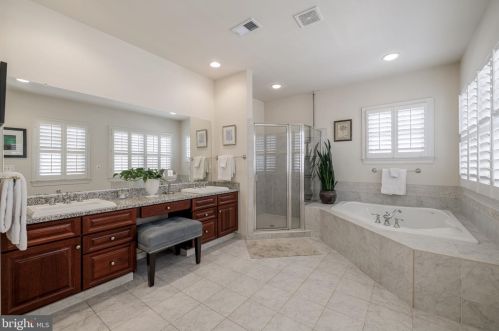 1456 Harvest Xing Dr, Mc Lean VA 22101-5651 exterior