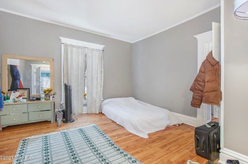 1302 Wealthy St, Grand Rapids MI 49506-2562 exterior