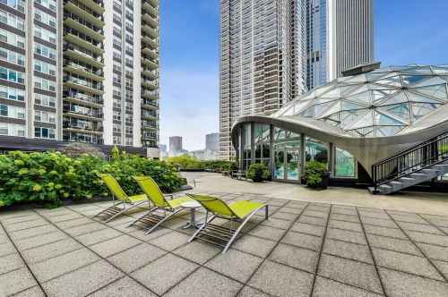 400 Randolph St, Chicago IL  60601-7313 exterior