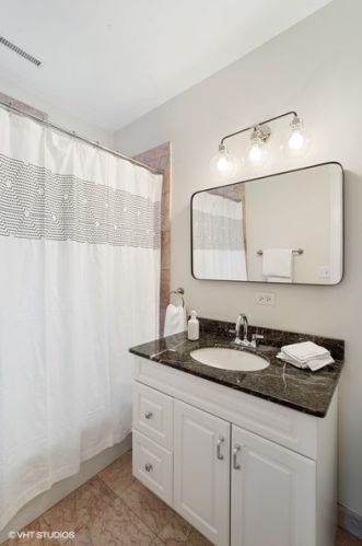 4425 Damen Ave, Chicago IL 60625-1701 exterior