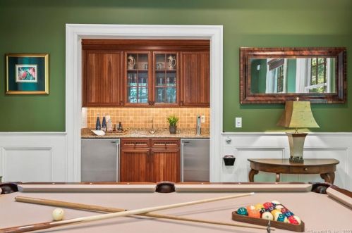 2 Thatcher Ter, Farmington CT 06032-1566 exterior