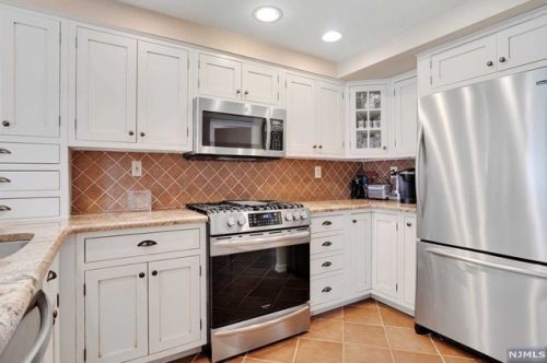 315 Livingston Ct, Edgewater NJ 07020-1639 exterior