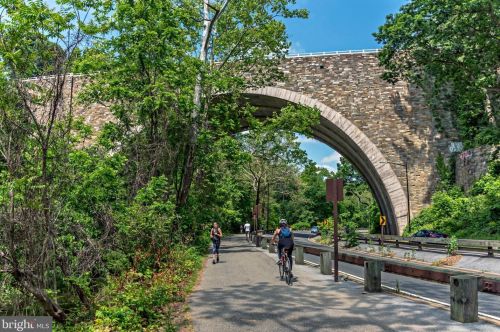 10272 Grosvenor Pl, Rockville MD 20852 exterior