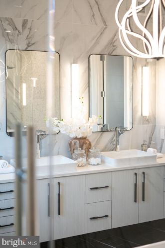 722 Broad St, Philadelphia PA 19146-3119 exterior