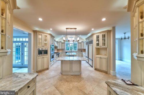 2221 Jefferson Ln, Huntingdon Valley PA 19006-6038 exterior