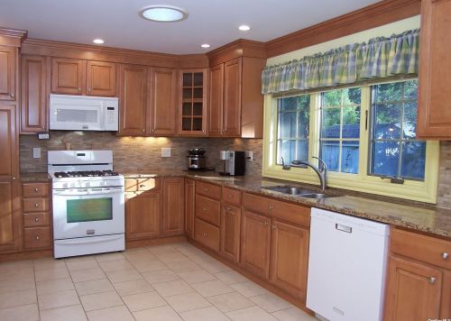 406 Throop St, Babylon NY 11704-3406 exterior