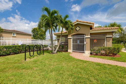 2582 Marshfield Ct, Fort Pierce FL 34953-4369 exterior