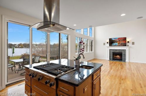 692 Appalachi St, Walled Lake MI  48390-1005 exterior