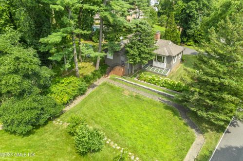 33 Mdw Wood Dr, Greenwich CT 06830-7023 exterior