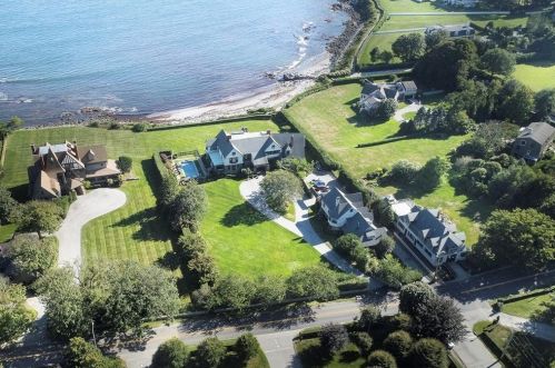 225 Ruggles Ave, Middletown RI 02840-4351 exterior