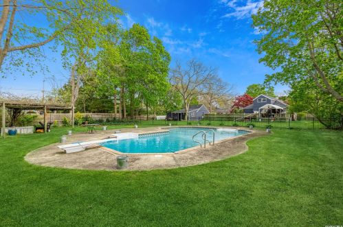 1007 Church St, Bohemia NY 11716-5019 exterior