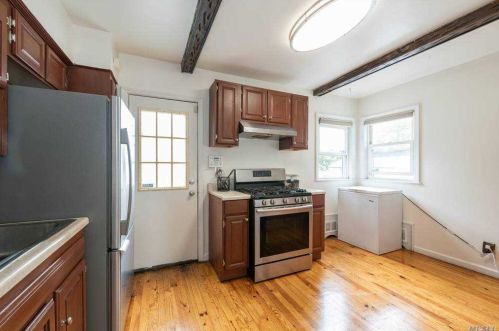 184 Dean St, Valley Stream NY 11580-4911 exterior