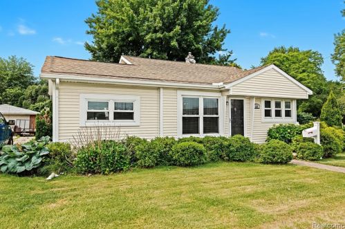 327 Maple Rd, Clawson MI  48017-1183 exterior