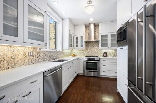 414 Wellington Ave, Chicago IL  60657-5804 exterior