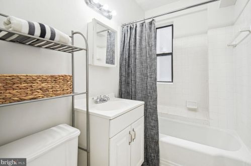 1 Scott Cir, Washington DC 20036-2207 exterior