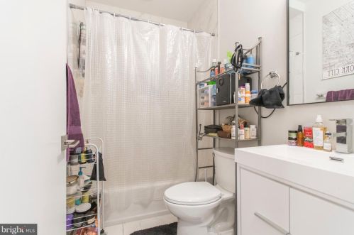 1958 8th St, Philadelphia PA 19122-2023 exterior