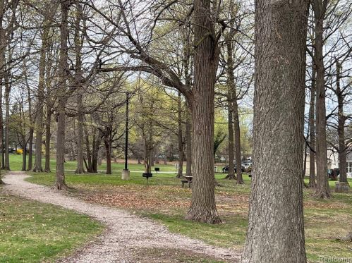 39623 Vlg Wood Ln, Novi MI 48375-4554 exterior