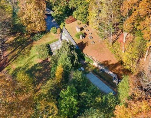 76 Davenport Rd, Roxbury CT 06783-1000 exterior