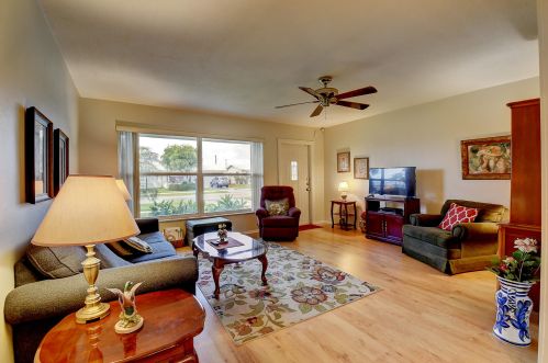 136 Leisureville Blvd, Boynton Beach, FL 33426-4351