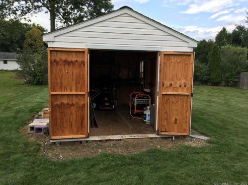 25 Pearl St, Windsor Locks CT 06096-1421 exterior