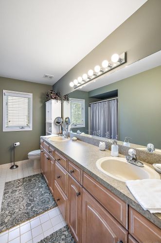 1039 Bloomview Cir, Rochester MI 48307-1728 exterior