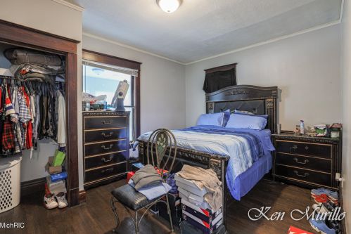 1556 Queen Ave, Grand Rapids MI 49505-4959 exterior