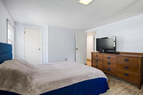 158 Center St, Windsor Locks CT 06096-2409 exterior