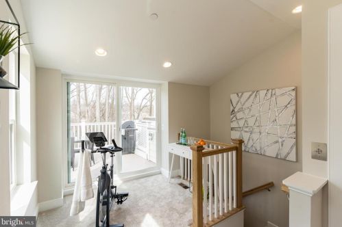 10326 Grosvenor Pl, Rockville MD 20852 exterior