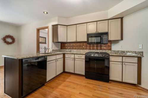 4082 Pinestead Dr, Walled Lake MI 48390-1344 exterior