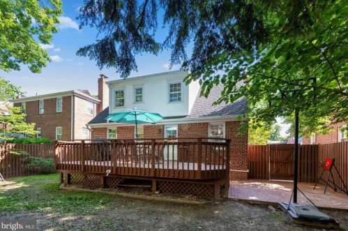 1712 Oakcrest Dr, Alexandria VA 22302-2336 exterior