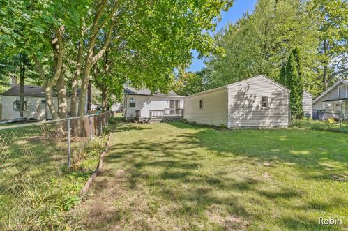 1717 Hanchett Ave, Grand Rapids MI 49504-2716 exterior