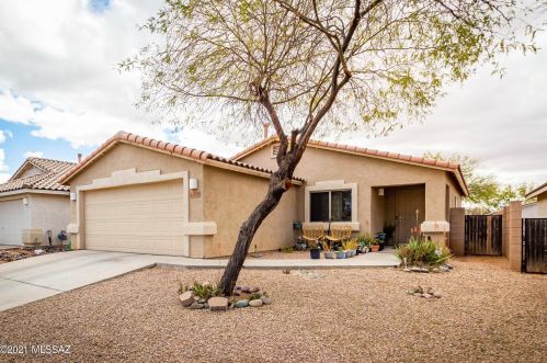 6783 Quailwood Way, Tucson AZ  85757-6923 exterior