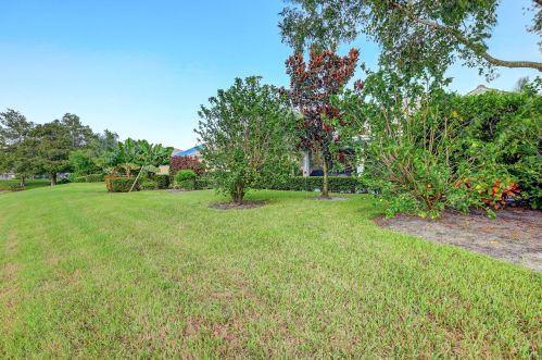 1553 Amherst Dr, Fort Pierce FL 34986-2413 exterior