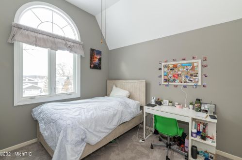 1360 Crooked Lk Dr, Kalamazoo MI 49009-8950 exterior