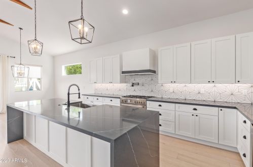 4239 42nd St, Phoenix AZ  85018-4207 exterior