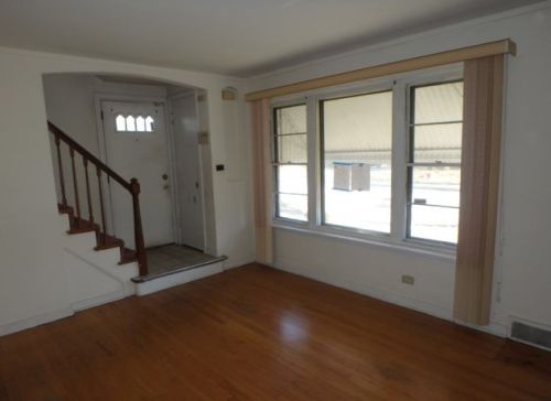 9542 Calhoun Ave, Chicago, IL 60617-4917