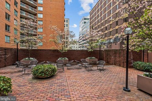 1099 22nd St, Washington DC  20037-1802 exterior