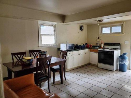 31 8th Ave, Huntington Station, NY 11746-2211