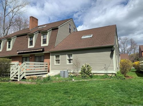 136 Colonial Hill Dr, Wallingford CT  06492-3474 exterior