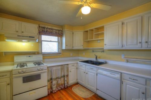 18 Comstock Ave, Uncasville CT 06382-2603 exterior