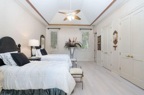 925 Spyglass Ln, Naples FL 34102-7735 exterior