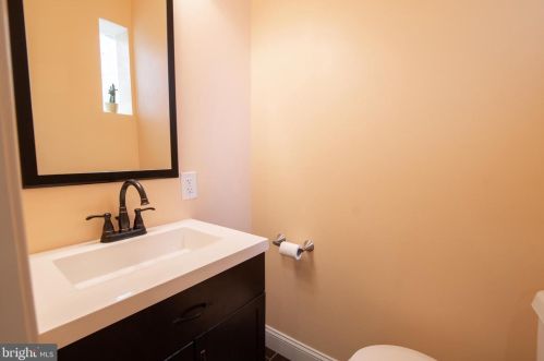 2342 Carpenter St, Philadelphia PA 19146-2418 exterior