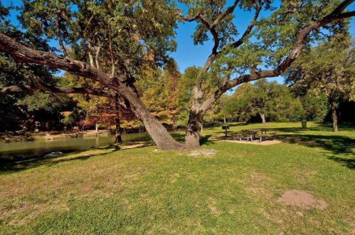 5406 Courtyard Dr, Austin TX 78730-5015 exterior