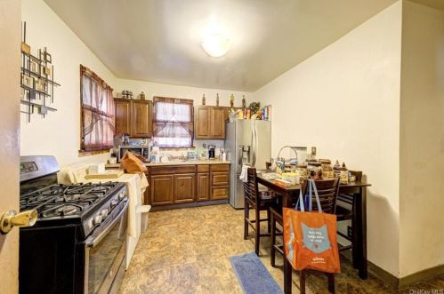 114 Thompson St, Poughkeepsie NY 12601-2621 exterior