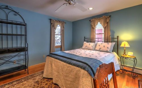 26 Chapel St, Milford CT 06460-7922 exterior