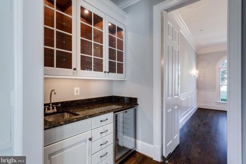 884 Alvermar Rdg Dr, Mc Lean VA 22102-1435 exterior