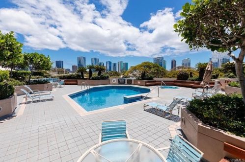 1221 Victoria St, Honolulu HI  96814-1430 exterior