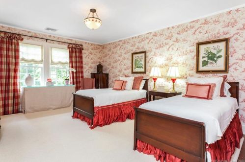 56 Calhoun Dr, Greenwich CT 06831-4405 exterior